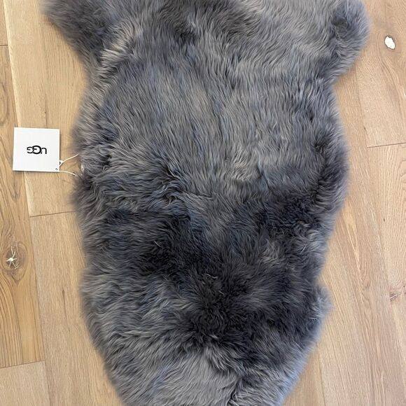 UGG Sheepskin Area Rug, 36" L x 24" W x 1" H, Grey NWT - Picture 2 of 10